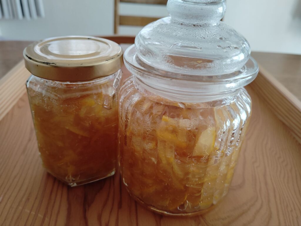 瓶に入った手作りのゆずジャム。