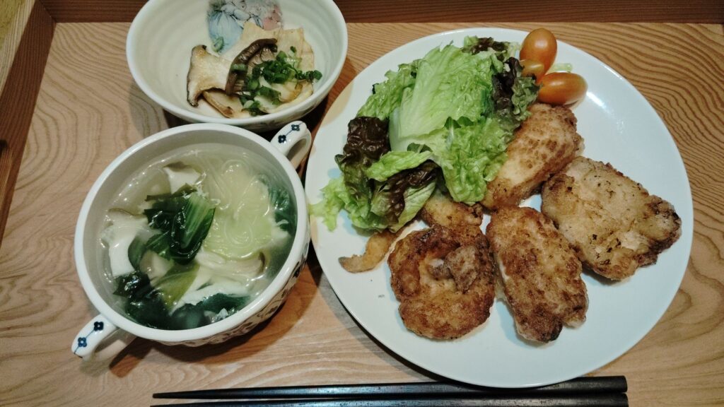 鶏肉の塩麹唐揚げ。チシャ、ミニトマト。チンゲン菜のスープ(わかめ、春雨、卵白)エリンギの照り焼き(ねぎ)。