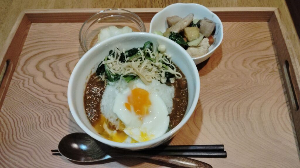 カレーライス。ほうれん草とエノキのバター炒め。たまご。鶏肉・レンコン・人参の煮物。