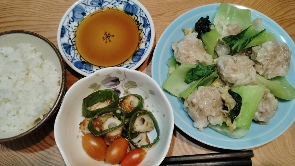 ごはん。焼売。蒸し野菜(白菜、チンゲン菜)。ポン酢。ピーマンとちくわの炒め物。ミニトマト。