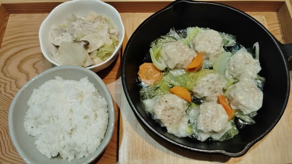 ごはん。焼売(白菜、チンゲン菜、人参)。豚肉と白菜のミルフィーユ鍋。