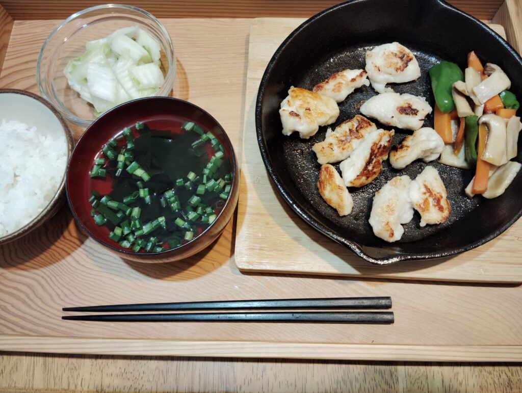 ごはん。鶏肉の塩麴焼き。エリンギとピーマンと人参のきんぴら。澄まし汁(わかめ、ねぎ)。白菜の漬物。