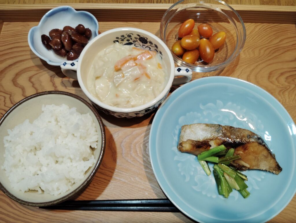 ごはん。シルバー醬油みりん漬け焼き。ねぎ。ホワイトシチュー(鶏肉、玉ねぎ、人参、ブナピー)。煮豆。ミニトマト。