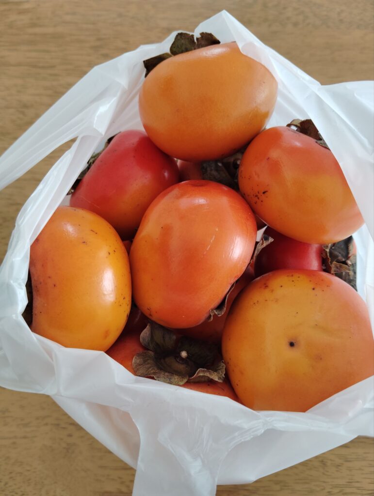 レジ袋に入った柿