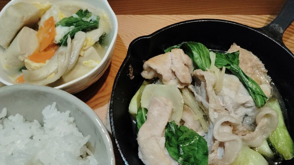 ごはん。豚肉のしょうが焼き、チンゲン菜。高野豆腐の煮物(人参、チンゲン菜、舞茸、卵)。