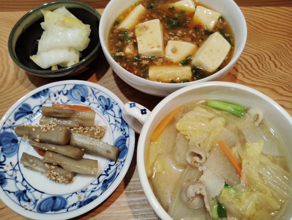 麻婆豆腐。豚汁(豚肉、大根、白菜、人参、ごぼう、舞茸、里芋、ねぎ)。ごぼうと人参の煮物。白菜の漬物。