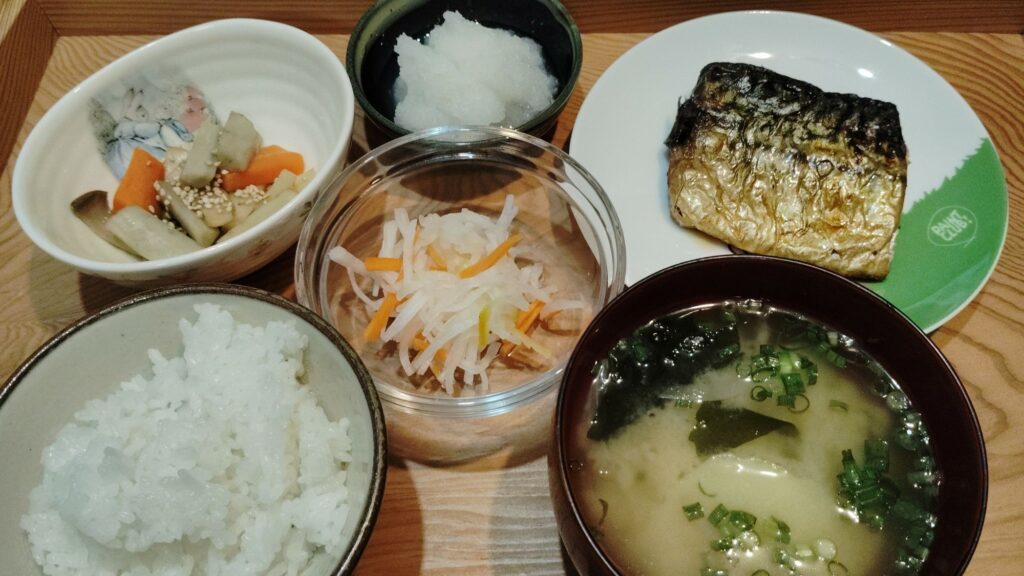 ごはん。さばの塩焼き。大根おろし。紅白なます(ゆず皮)。ごぼうと人参の炒め煮(エリンギ、ごま)。みそ汁(じゃがいも、玉ねぎ、わかめ、ねぎ)。