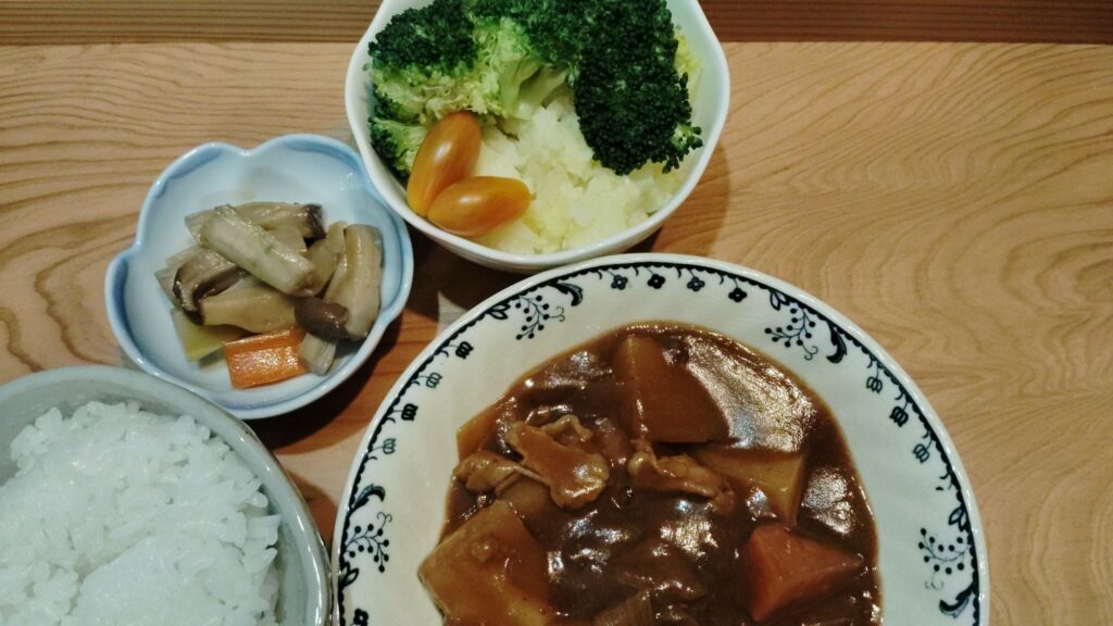 ごはん。ポークシチュー(豚肉、玉ねぎ、にんじん、じゃがいも、大根)。ポテトサラダ、ゆでブロッコリー、ミニトマト。ごぼうと人参の炒め煮(ブロッコリーの茎、ごま)。