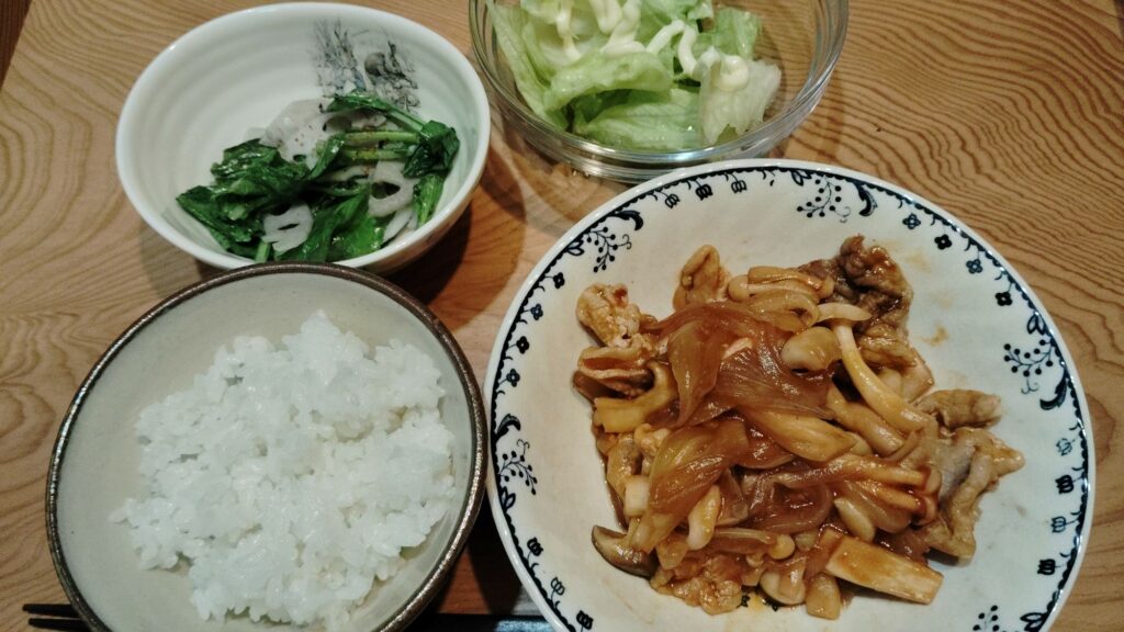 ごはん。豚肉のポークチャップ。れんこんと小松菜炒め。レタス。