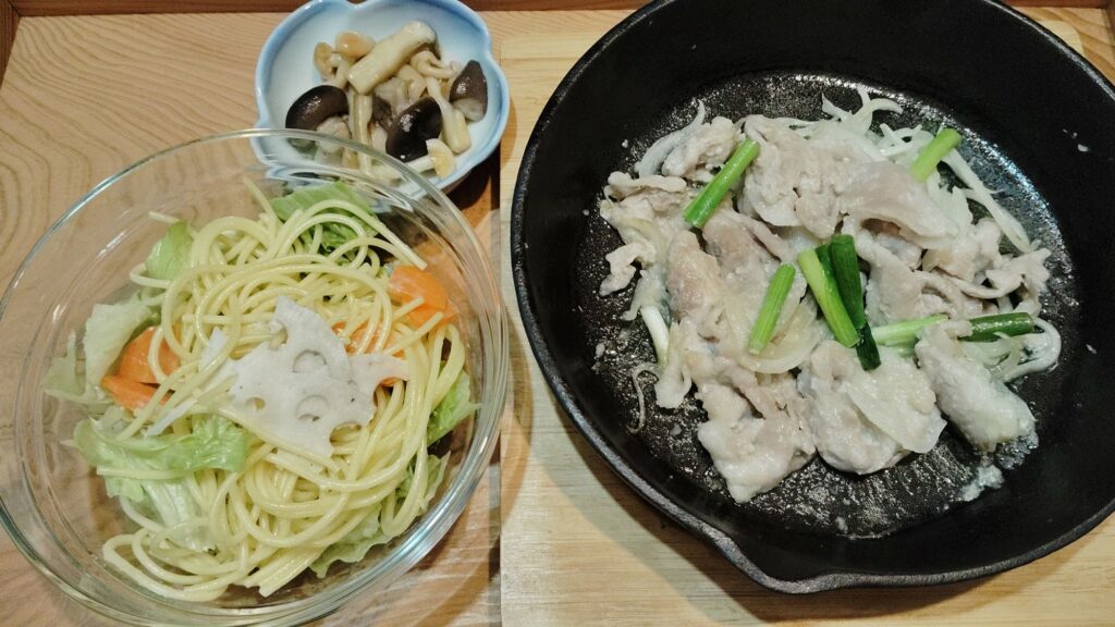 豚肉と玉ねぎの塩麹炒め(ねぎスパゲティサラダ。きのこのバター炒め。