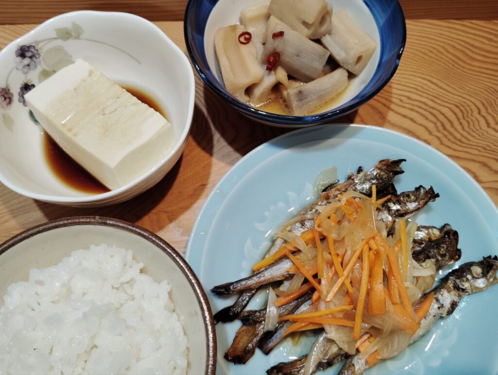 ごはん。ししゃもの南蛮漬け。湯豆腐。れんこんの炒め煮。