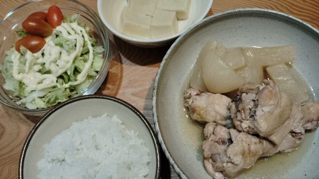 ごはん。手羽元と大根の煮物。高野豆腐。レタス、マヨネーズ、ミニトマト。