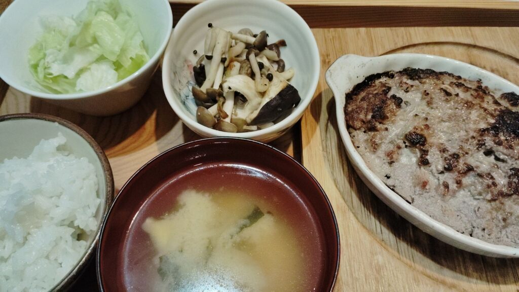 ごはん。ハンバーグ。レタス。きのこソテー。あげとわかめのみそ汁。