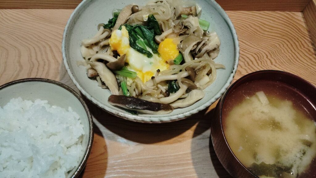 ごはん。わかめとあげのみそ汁。きのこと玉ねぎの甘辛たまご炒め（小松菜）。