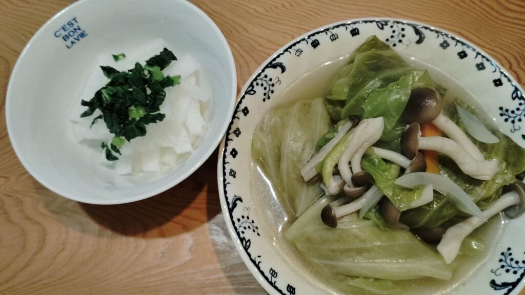 ロールキャベツ(しめじ、人参)大根サラダ(大根葉、ごま)