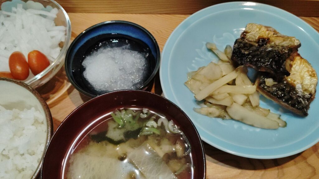 ごはん。みそ汁（しめじ、わかめ、大根、ねぎ）さばの塩焼き、菊芋のきんぴら。大根おろし。大根サラダ、ミニトマト。