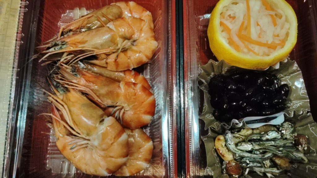 【おせち料理】えびのうま煮。紅白なます。黒豆。田作り（ナッツ）。