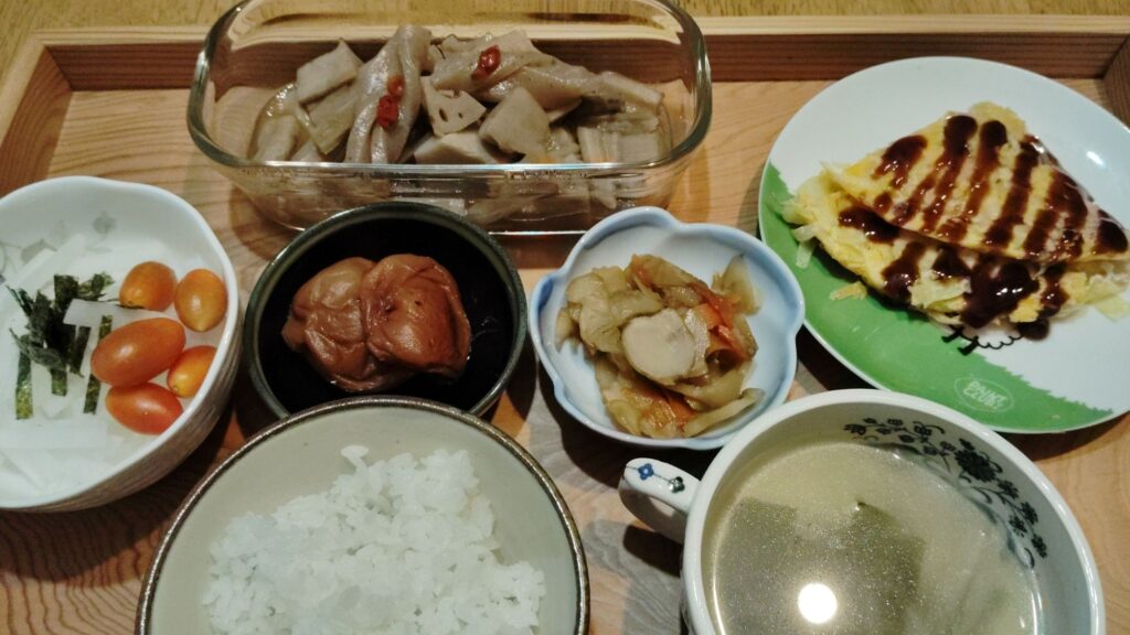 ごはん。わかめスープ（玉ねぎ）。梅干し。大根サラダ（海苔、ミニトマト）。菊芋のきんぴら。お好み焼き風。れんこん、ごぼうの煮物（里芋、こんにゃく）。