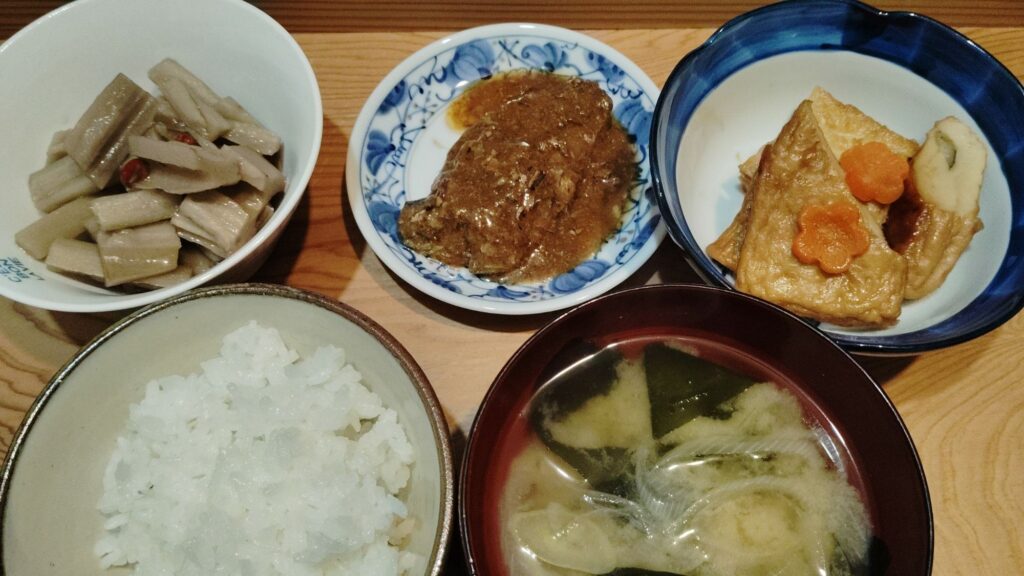 ごはん。わかめのみそ汁(玉ねぎ、長ネギ)。イワシの缶詰。厚揚げ、練り物の煮物(人参)。れんこん、ゴボウの煮物。