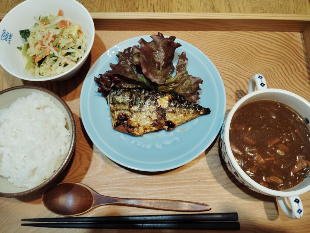 ご飯。さばの塩焼き、レタス。ビーフシチュー。キャベツのごま和え（人参、小松菜）。