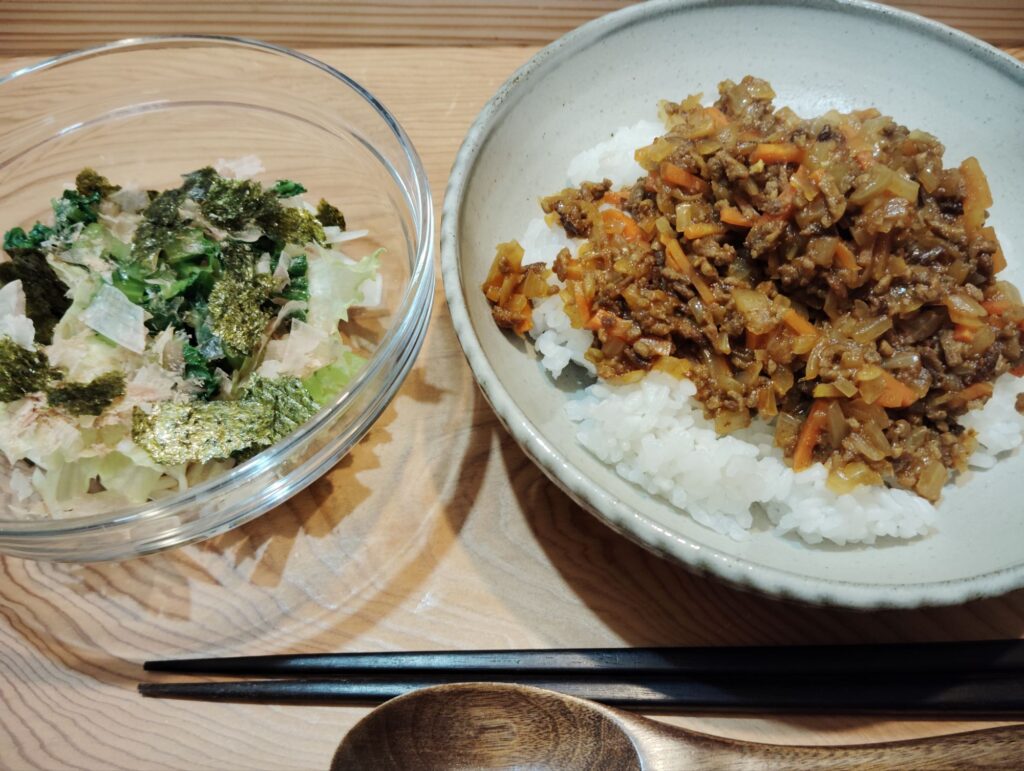 ドライカレー。大根サラダ。