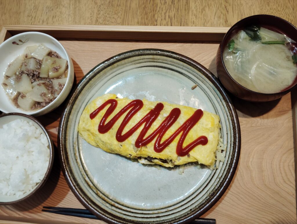 ご飯。オムレツ。みそ汁（玉ねぎ、白菜、わかめ、春菊）。大根とひき肉の煮物。