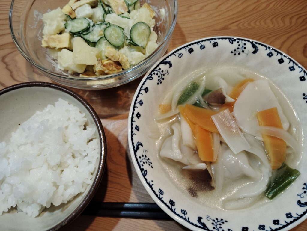 ご飯。水餃子スープ(水餃子、玉ねぎ、人参、長ネギ、しいたけ)。ポテトサラダ(きゅうり、たまご焼き)。
