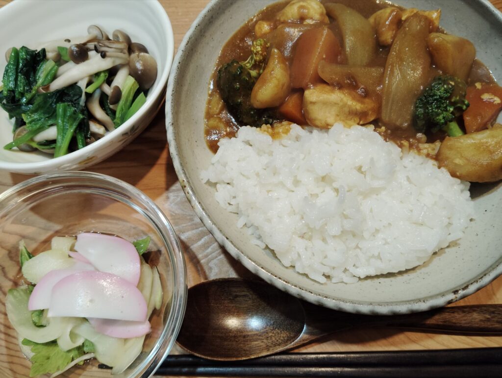 カレーライス。セロリのめんつゆ漬け（かまぼこ）。ほうれん草としめじのソテー。