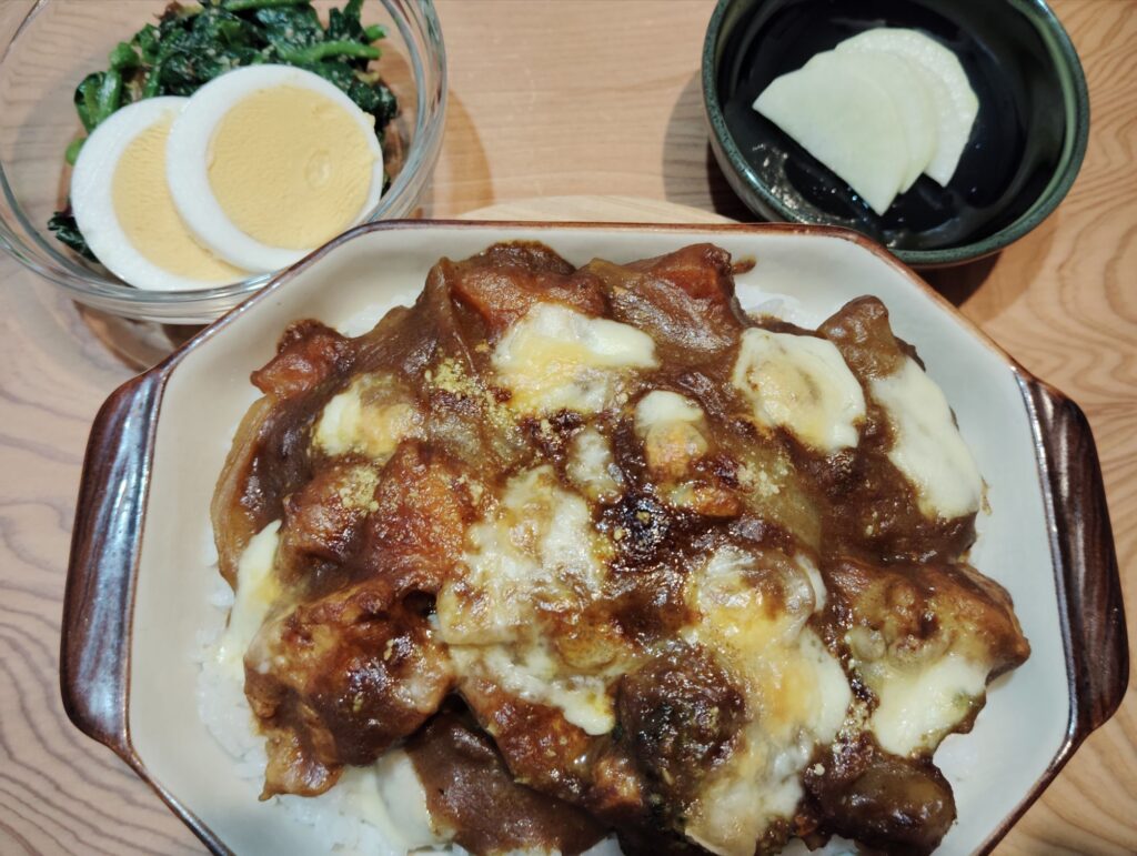 カレードリア。ほうれん草のごま和え、ゆで卵。手作りたくあん。