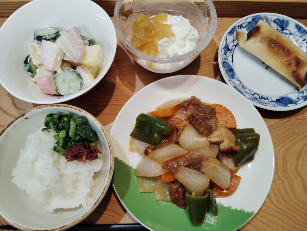 ご飯、梅干し、大根葉。酢豚。春巻き。かまぼこ入りポテトサラダ。ヨーグルト、ゆずジャム。