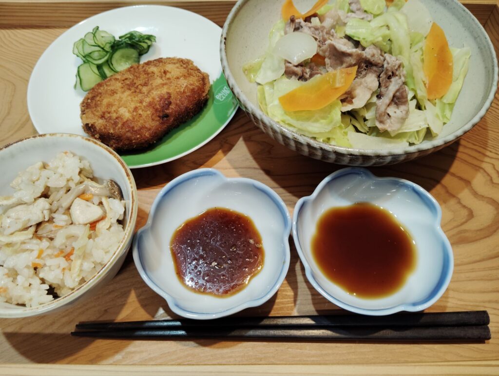炊き込みご飯。蒸し豚こまキャベツ、ポン酢、焼き肉たれ。コロッケ、きゅうりスライス。