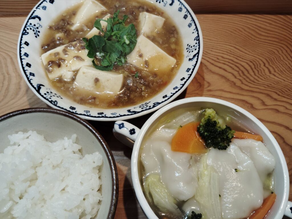 ご飯。麻婆豆腐、大根葉。水餃子スープ(人参、ブロッコリー、白菜)。