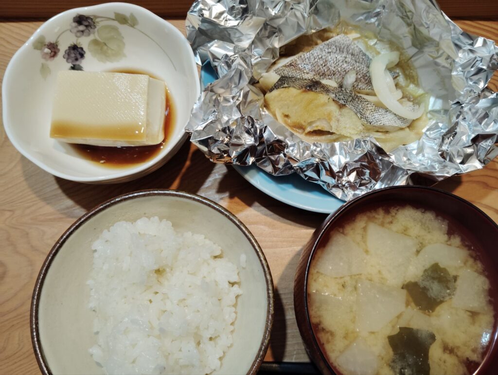 ごはん。大根とわかめのみそ汁。タラのバター焼（玉ねぎ）。とうふ。