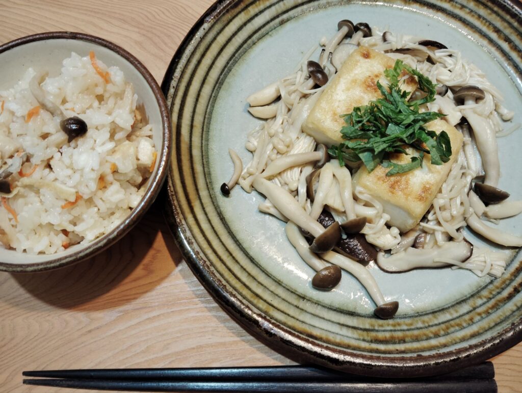 炊き込みご飯。あげ焼き豆腐きのこあん。