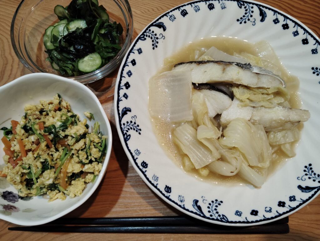 鱈と白菜のバター蒸し。豆苗と人参の玉子とじ。胡瓜、大葉、ワカメの酢の物。