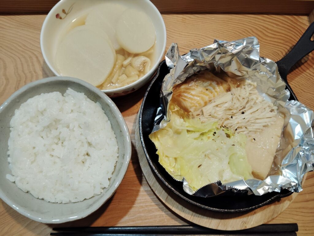 ご飯。カレイみりんのホイル焼き（キャベツ、えのき）。大根とあげの煮物。