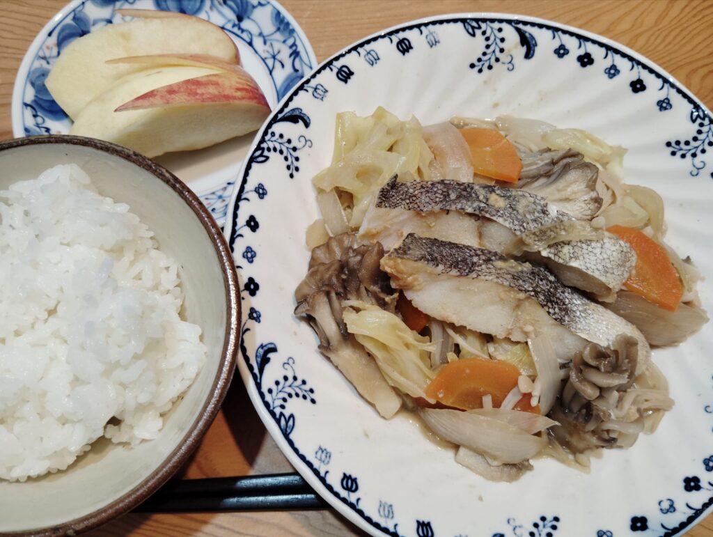 ご飯。タラのチャンチャン蒸し。りんご。
