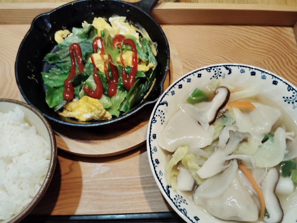 ご飯。水餃子と野菜のスープ。たまごとレタスの炒め物。