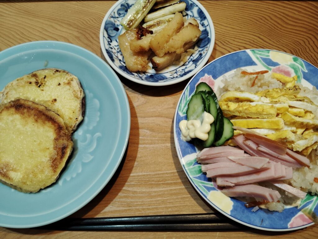 ちらし寿司。カレイみりん、長ネギ焼き。さつまいも天。