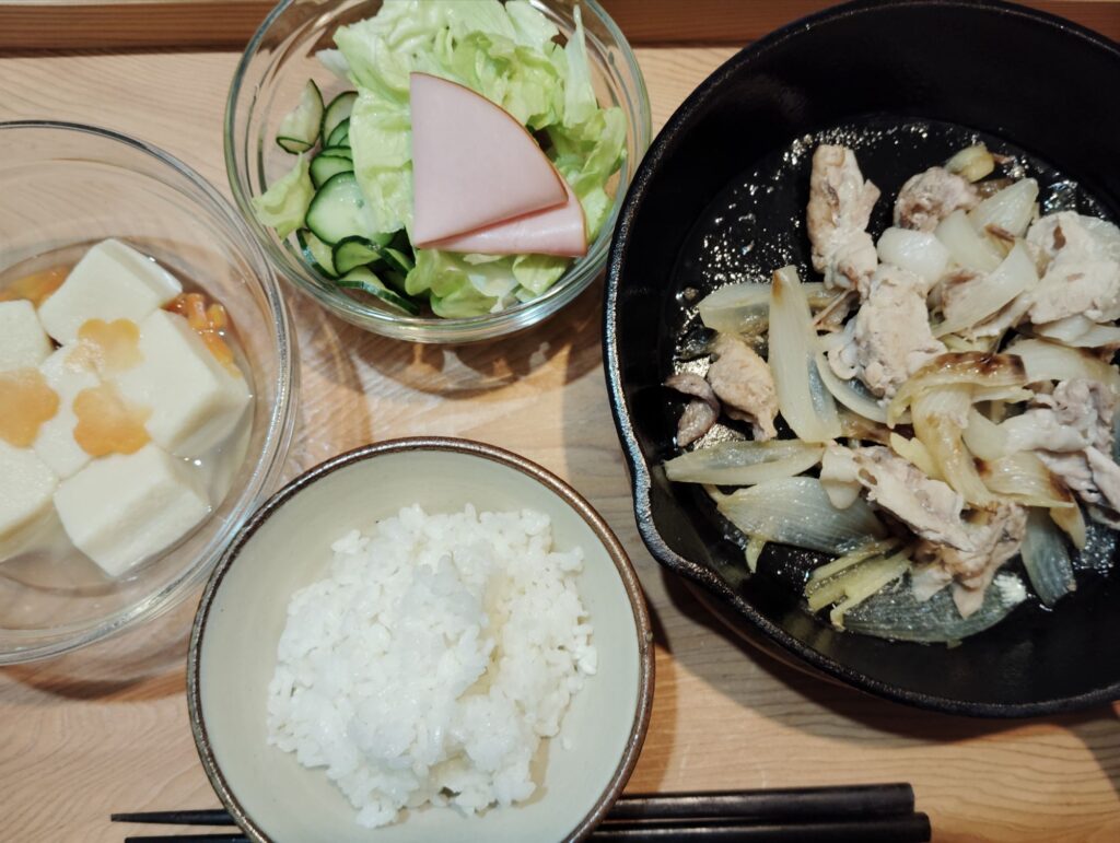 ごはん。豚肉生姜焼き（玉ねぎ）。高野豆腐（人参）。サラダ（レタスきゅうりハム）。