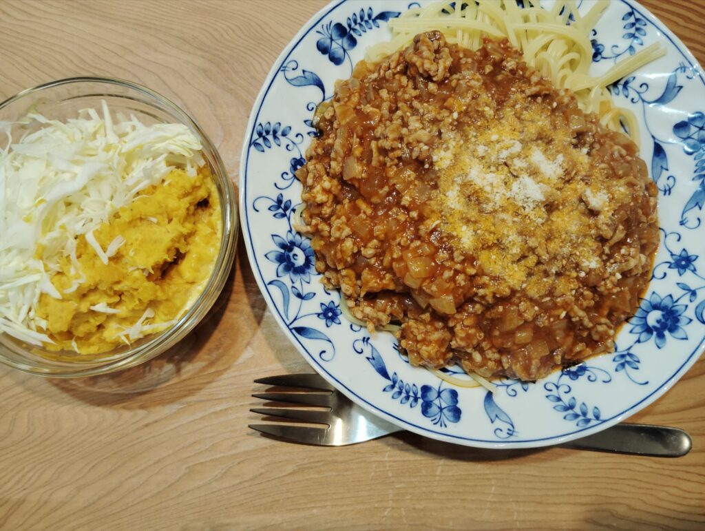 スパゲティミートソース。かぼちゃサラダ、千切りキャベツ。