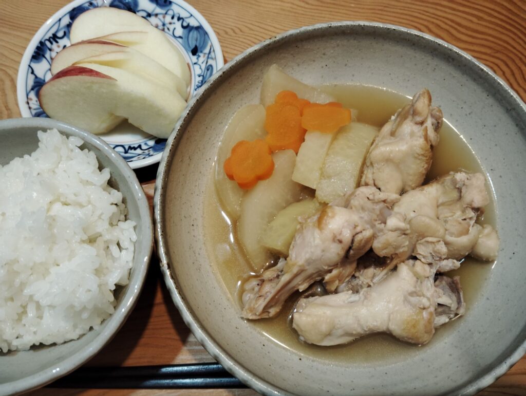 ご飯。手羽元と大根の煮物。りんご。