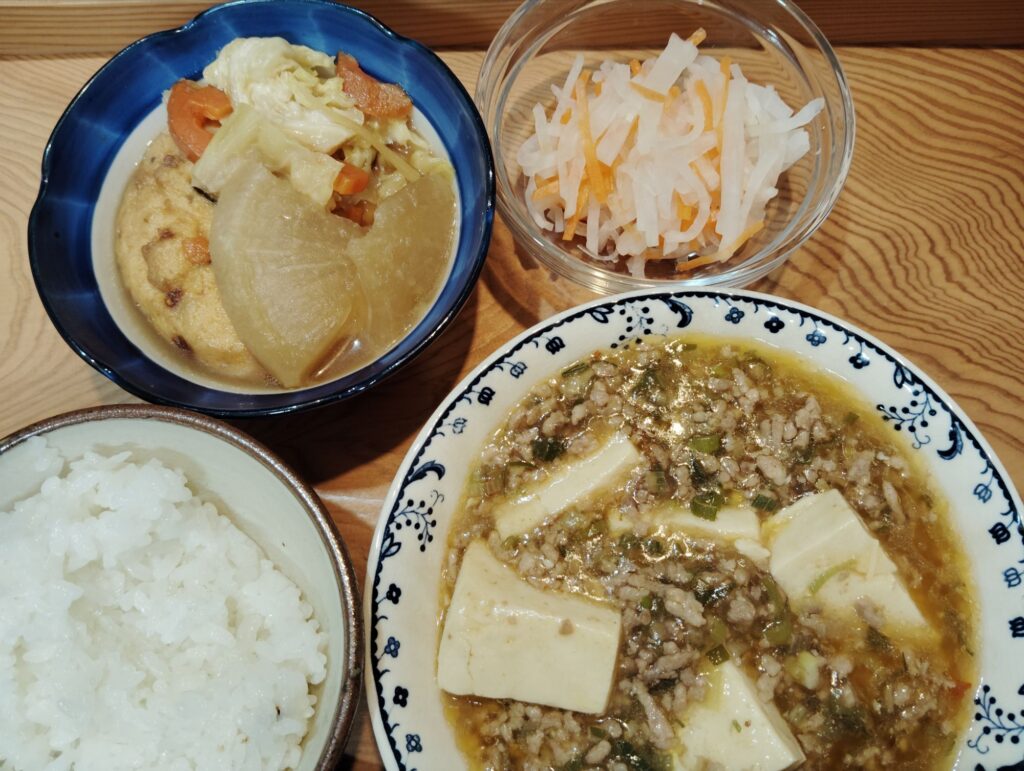 ご飯。麻婆豆腐。紅白なます。大根とがんもの煮物(人参、キャベツ)。