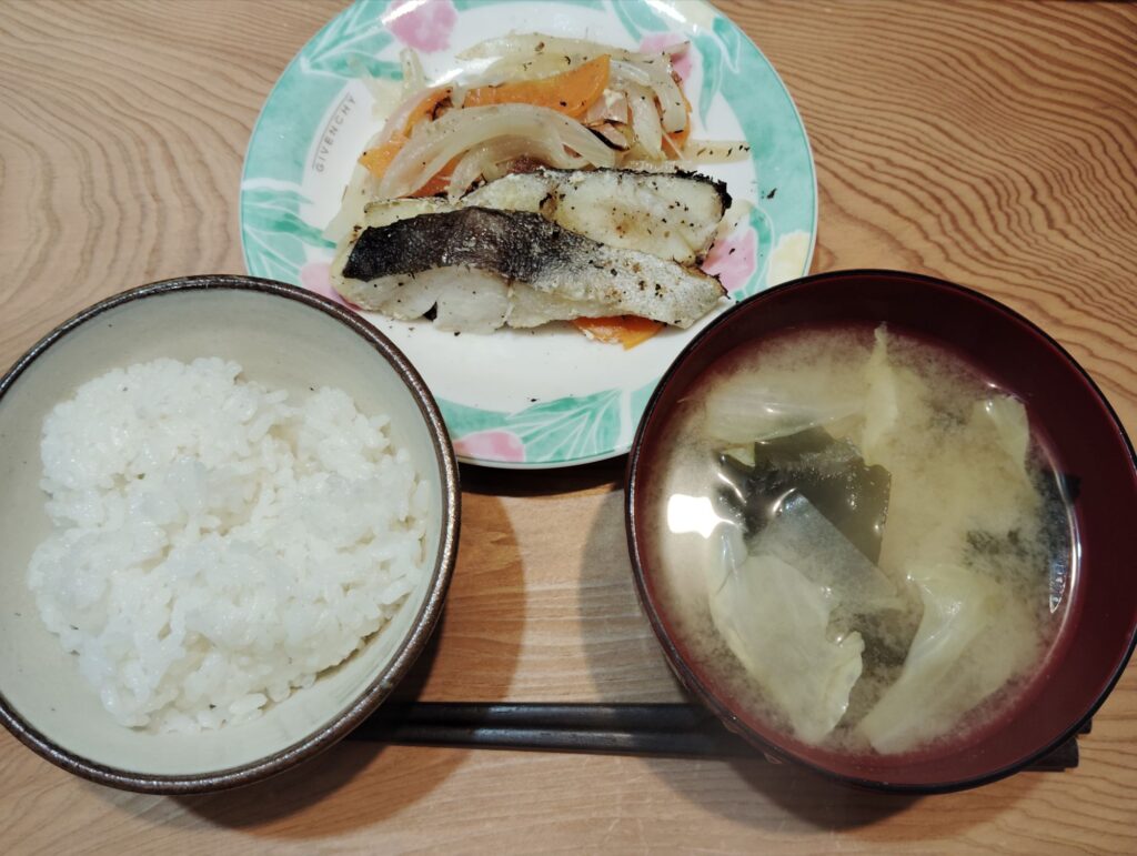ご飯。キャベツとわかめのみそ汁。タラのホイル焼き。