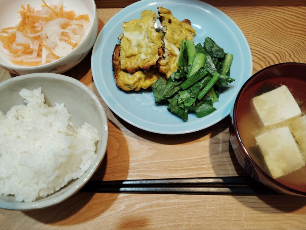 ご飯。とうふとわかめのみそ汁。紅白なます。卵焼き。ゆで小松菜。