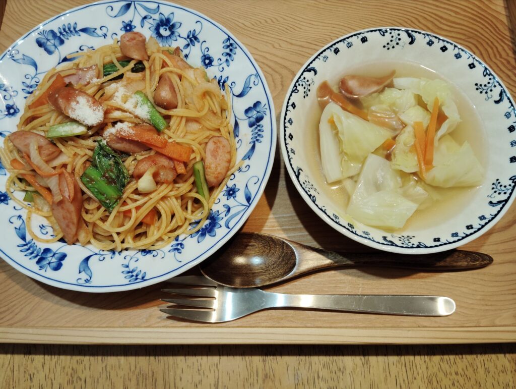 スパゲティナポリタン。キャベツとウインナーのスープ。