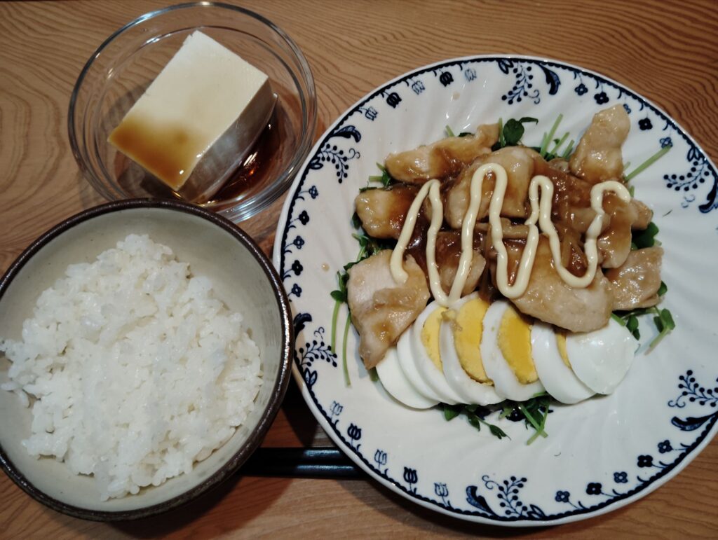 ご飯。鶏むね肉の照り焼き、豆苗、ゆで卵。とうふ。