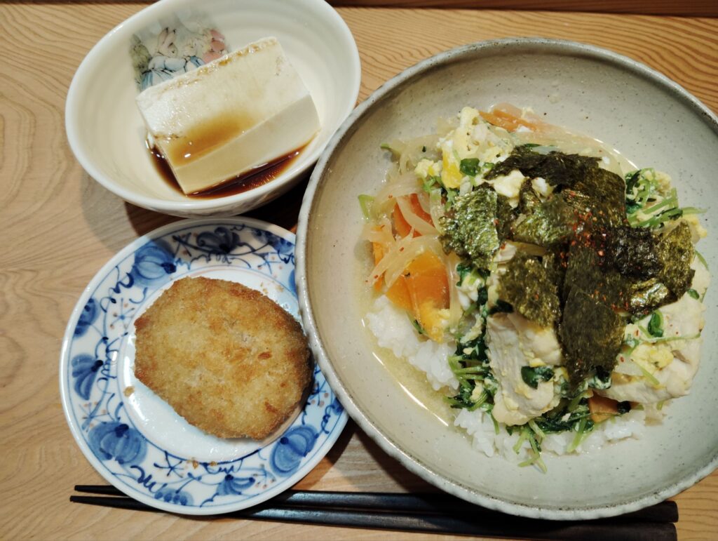 親子丼。とうふ。ころっけ。