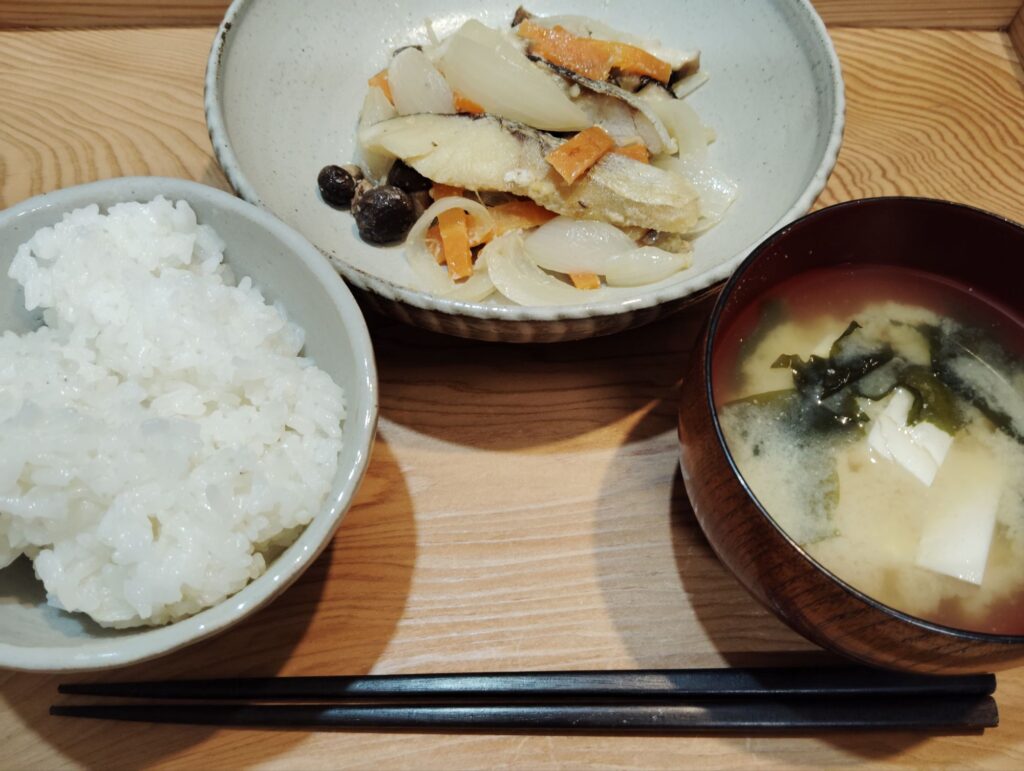 ご飯。とうふとわかめのみそ汁。タラのマヨネーズ焼き(玉ねぎ、人参、しいたけ)。