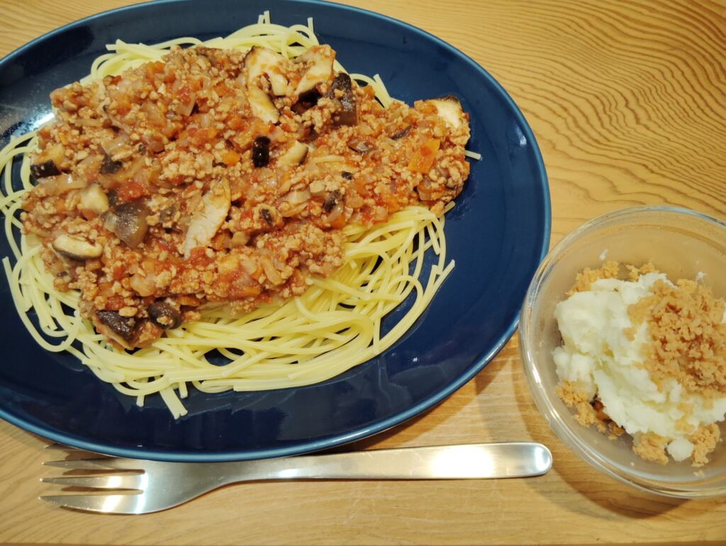 スパゲティミートソース。ポテトサラダ(鮭フレーク)。